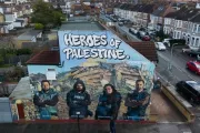 جدارية في شرق لندن تحيي الصحافيين الفلسطينيين في غزة (AFP)