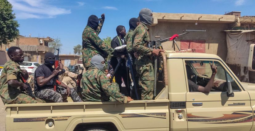 تصاعدت الاشتباكات بين الجيش السوداني والمجموعات المتحالفة معه ضد قوات الدعم السريع، منذ ظهر اليوم الأحد في مدينة الفاشر، من ثلاثة اتجاهات شملت الناحية الشرقية والشمالية والجنوبية.