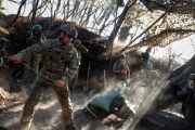 جنود أوكرانيون يطلقون قذائف المدفعية تجاه القوات الروسية