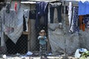 طفلة سورية في مخيم للاجئين في لبنان