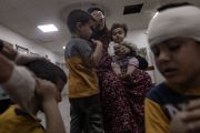 فلسطينيون في مستشفى النجار في رفح