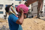 ارتفاع درجات الحرارة يضاعف من معاناة النازحين في غزة (AFP)