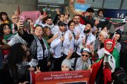 رافق وصول البعثة الأولمبية الفلسطينية هتافات مؤيدة لفلسطين (AFP)