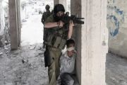 إسرائيل تستخدم المدنيين دروعا بشرية في عملياتها العسكرية