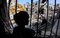 فتاة فلسطينية تنظر إلى الدمار الذي خلّفه القصف الإسرائيلي