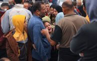طفلة تبكي بعد فقدانها أحد أفراد أسرتها جراء القصف الإسرائيلي
