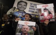تتصاعد احتجاجات عائلات المحتجزين في غزة ضد مماطلة حكومة نتنياهو لعقد صفقة (GETTY)