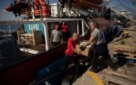 انطلقت شحنة ثانية من المساعدات تحمل نحو 400 طن من الغذاء لغزة من ميناء لارنكا القبرصي، يوم السبت. وسيتم نقل المساعدات إلى غزة بواسطة سفينة شحن ومنصة تقطرها سفينة إنقاذ. وستكون هذه هي الإرسالية الثانية من المساعدات عبر قبرص، حيث أنشأت السلطات القبرصية، ممرًا بحريًا لتسهيل وصول الشحنات إلى القطاع المهدد بالمجاعة، فيما تعمل دولة الاحتلال على تفتيش المساعدات في المكان.