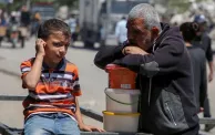 الناس يائسة في غزة من قلة وصول المساعدات الإنسانية (رويترز)