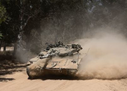 دبابة إسرائيلية عند حدود قطاع غزة (AFP)