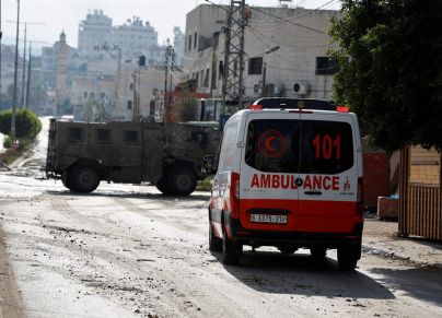 مدرعة إسرائيلية تمنع سيارة إسعاف من دخول طولكرم