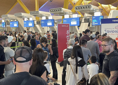 مسافرون ينتظرون في مطار بارخاس في إسبانيا