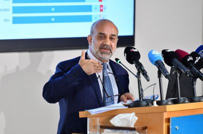 الدكتور محمد المصري خلال مؤتمر إعلان نتائج الاستطلاع (المركز العربي)