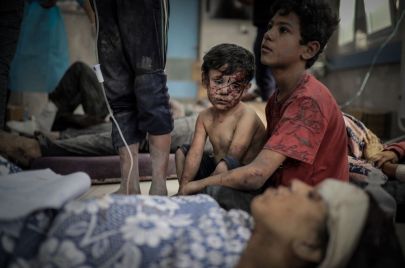 يضغط أطباء عملوا في قطاع غزة، بشكلٍ تطوعي، على المسؤولين الأمريكيين بشأن ضرورة وقف إطلاق النار الفوري في القطاع المحاصر.