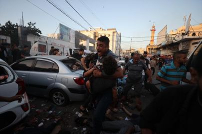 رفع الاحتلال الإسرائيلي من وتيرة استهدافه للمدنيين في قطاع غزة (الأناضول)