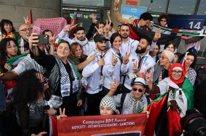 رافق وصول البعثة الأولمبية الفلسطينية هتافات مؤيدة لفلسطين (AFP)