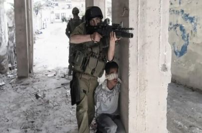 إسرائيل تستخدم المدنيين دروعا بشرية في عملياتها العسكرية