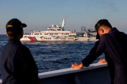 سفينة صينية تعترض طريق سفينة فلبينية في بحر الصين الجنوبي