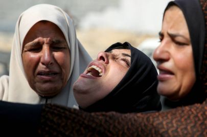والدة الشهيد كامل غباين أمام مستشفى ناصر (رويترز)