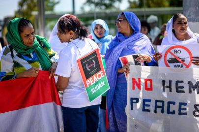 نساء سودانيات في جنيف رفضًا للحرب ومع السلام (AFP)