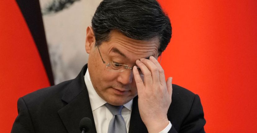 لم يظهر وزير الخارجية الصيني المقال منذ شهر على الأضواء (GETTY)