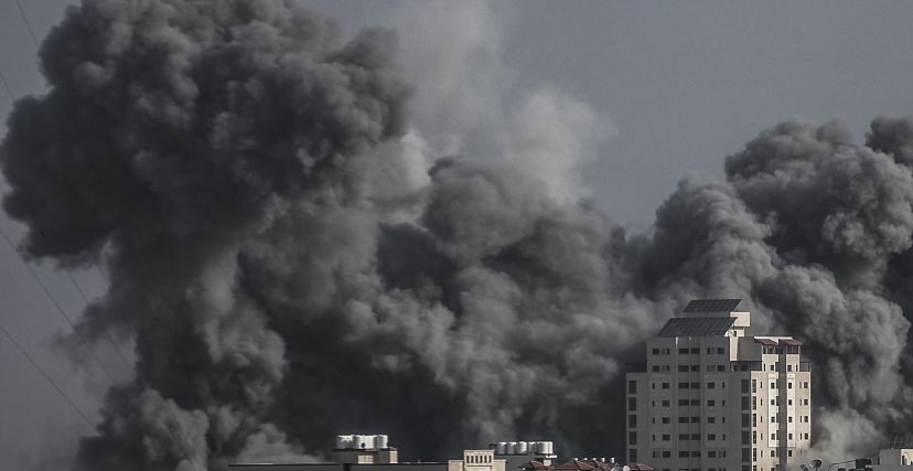 دخان يتصاعد بعد غارات إسرائيلية على مدينة غزة
