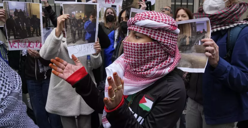 طلاب معهد العلوم السياسية نظموا وقفة احتجاجية دعمًا لفلسطين (AFP)