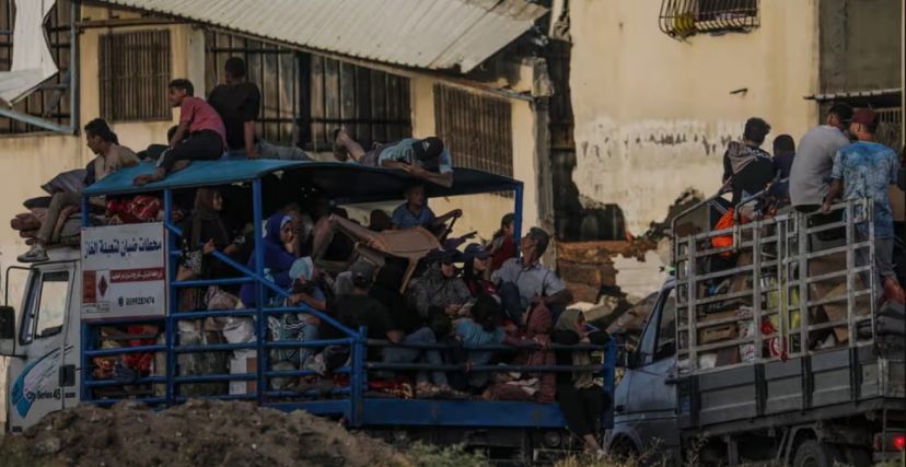 وأفادت مصادر محلية، استشهاد الصحفي بهاء عكاشة وزوجته وابنه في استهداف منزلهم من قبل طيران الاحتلال في حي القصاصيب بمخيم جباليا.