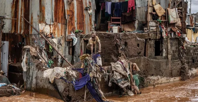خلفت الفيضانات التي شهدتها كينيا خسائر كبيرة في الأرواح والممتلكات (AFP) 