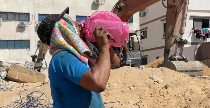 ارتفاع درجات الحرارة يضاعف من معاناة النازحين في غزة (AFP)