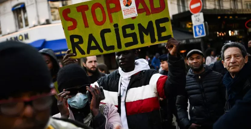 تتبنى أحزاب اليمين واليمين المتطرف في فرنسا خطابًا عنصريًا تجاه الجزائر (AFP)