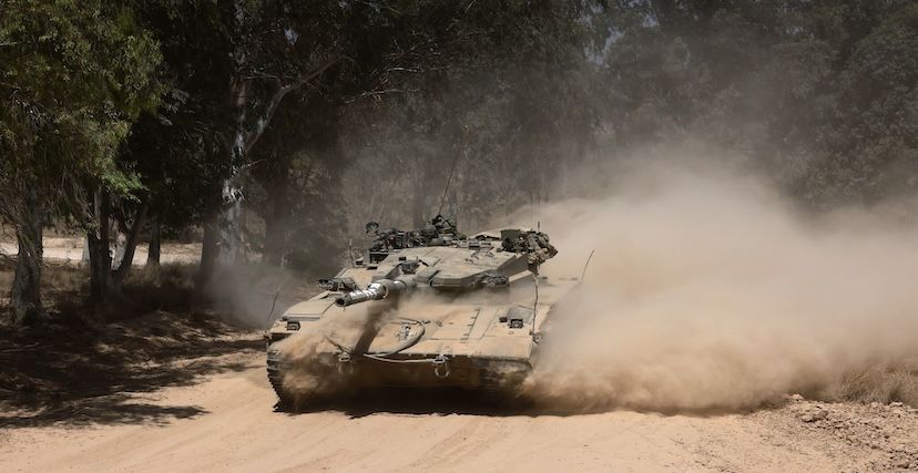 دبابة إسرائيلية عند حدود قطاع غزة (AFP)