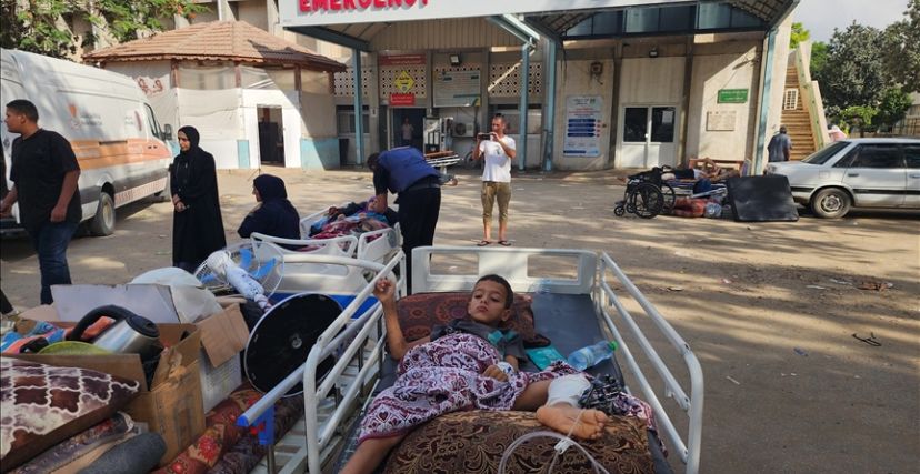 يواصل الاحتلال استهداف القطاع الصحي بغزة (وكالة الأناضول)