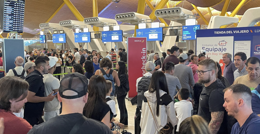 مسافرون ينتظرون في مطار بارخاس في إسبانيا