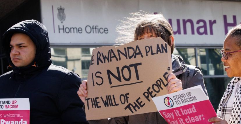 تضمنت الخطة ترحيل المهاجرين من بريطانيا نحو رواندا (وكالة الصحافة الأوروبية للصور)