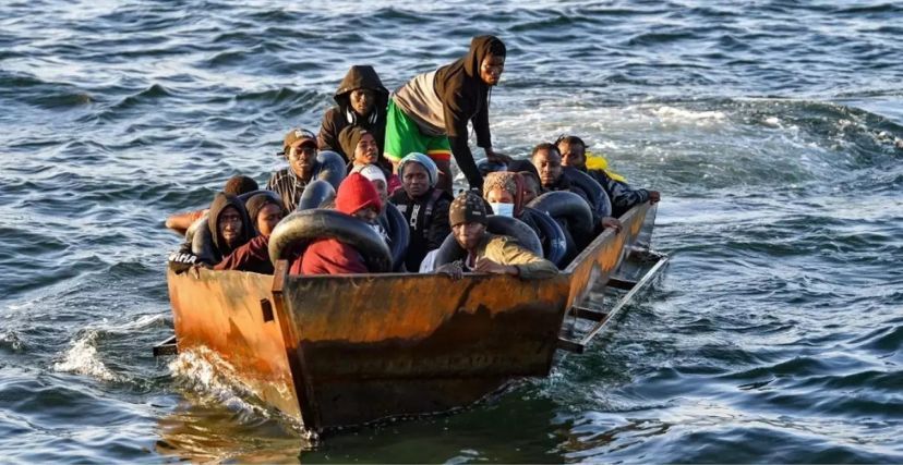 مهاجرون على متن قارب قبالة السواحل الإيطالية