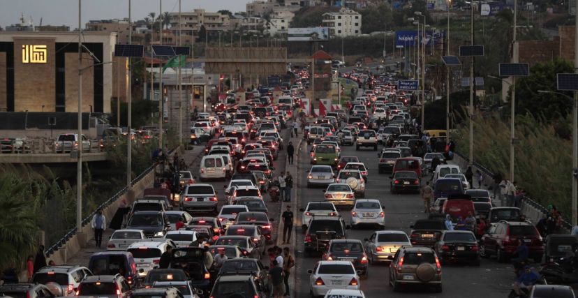 شهدت الطرق السريعة طابور طويل لسيارات النازحين من المناطق الجنوبية (AP)