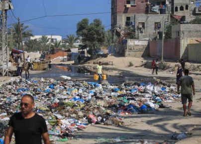 أدى تدمير شبكة الصرف الصحي إلى انتشار العديد من الأمراض في قطاع غزة (AFP)
