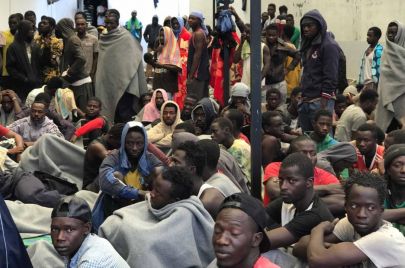 أسواق نخاسة في ليبيا لبيع المهاجرين.. والثمن أقل من 400 دولار! 171109125051-01-libya-migrant-detention-center-tripoli-super-169