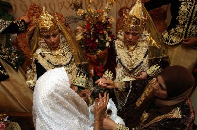 الجزائر.. "من وين أجيب المهر؟" GettyImages-57561461