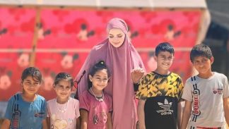الناشطة ملاك فضة برفقة أطفال في غزة